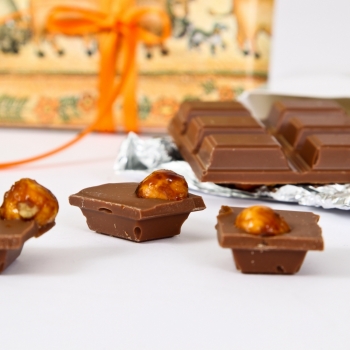 Milchschokolade mit ganzen N�ssen, Tafel � 100g