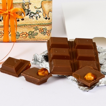 Milchschokolade mit ganzen N�ssen, Tafel � 100g
